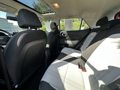 Used 2023 Hyundai Venue SEL FWD image 18