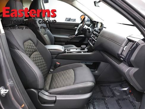 Used 2022 Nissan Pathfinder SV AWD/4WD image 25
