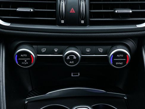 Used 2018 Alfa Romeo Giulia Quadrifoglio w/ Driver Assist Dynamic Package image 26