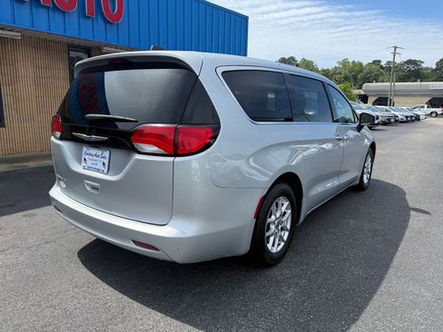 Used 2023 Chrysler Voyager LX FWD image 11