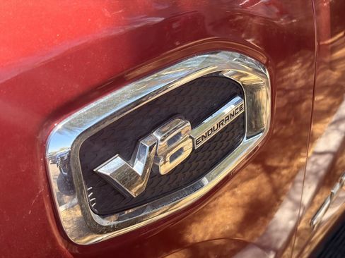 Used 2017 Nissan Titan SV AWD/4WD image 5