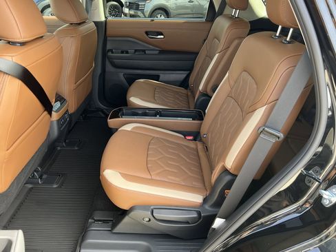 New 2026 Nissan Pathfinder Platinum image 15