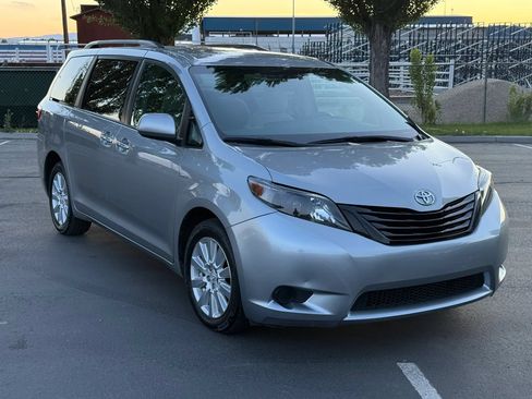 Used 2017 Toyota Sienna LE AWD/4WD image 7