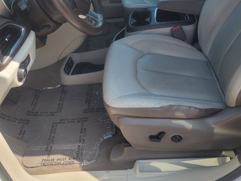 Used 2017 Chrysler Pacifica Touring-L Plus image 10