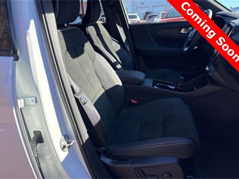 Used 2023 Volvo XC40 Recharge Ultimate image 3
