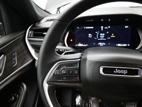 New 2025 Jeep Grand Cherokee Limited w/ Luxury Tech Group II image 18