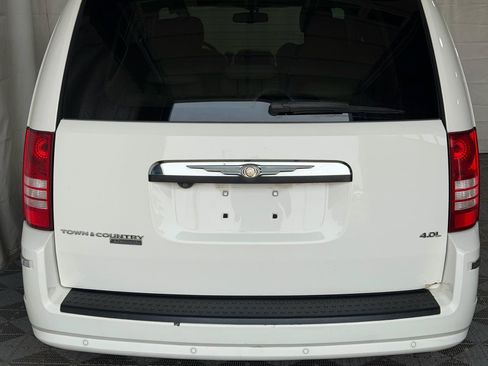 Used 2008 Chrysler Town & Country Limited w/ Entertainment Group #3 FWD image 7