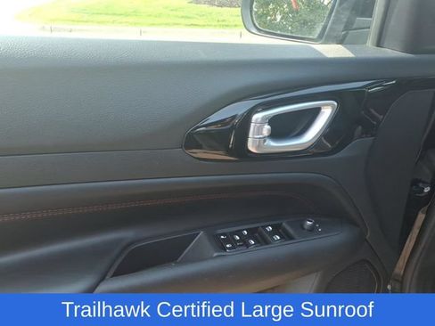 Certified 2025 Jeep Compass Trailhawk w/ Sun & Sound Group AWD/4WD image 9