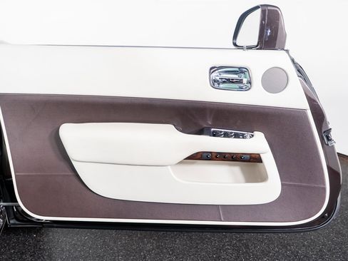 Used 2017 Rolls-Royce Dawn image 36