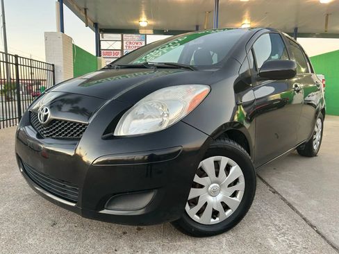 Used 2010 Toyota Yaris 4-Door Hatchback image 2