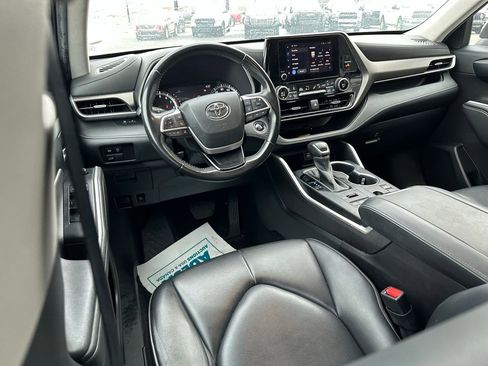 Used 2023 Toyota Highlander XLE image 4
