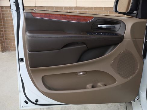Used 2014 Chrysler Town & Country Touring FWD image 13