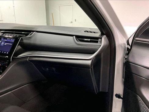 Used 2024 Jeep Grand Cherokee Laredo RWD image 19