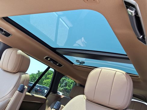 New 2025 Land Rover Range Rover SE image 10