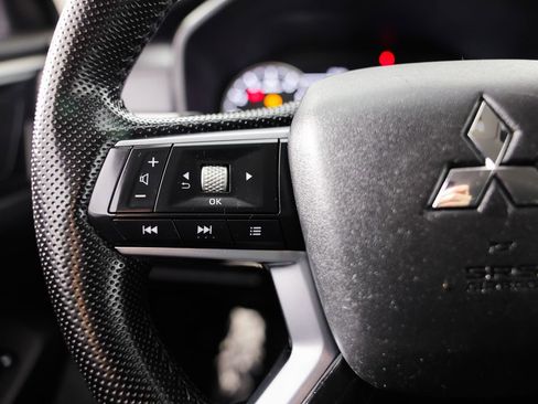 Used 2022 Mitsubishi Outlander SE image 34