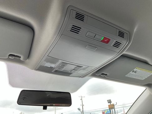 Used 2022 Volkswagen Taos SE image 16