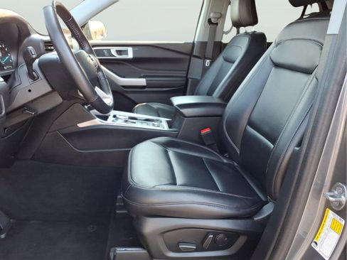 Used 2022 Ford Explorer XLT w/ Equipment Group 202A image 14