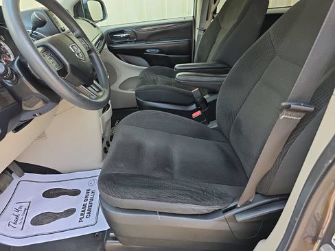 Used 2018 Dodge Grand Caravan SE w/ UConnect Hands-Free Group FWD image 2