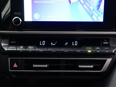 Used 2025 Toyota Camry SE FWD image 20