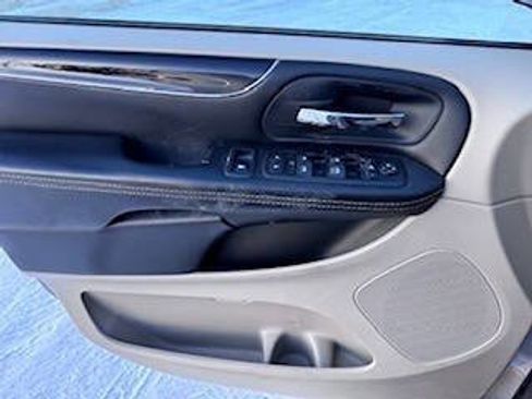 Used 2014 Chrysler Town & Country Touring-L image 14