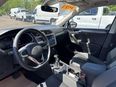 Used 2023 Volkswagen Tiguan SE w/ Panoramic Sunroof Package FWD image 10