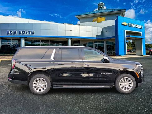 Used 2025 Chevrolet Suburban Premier AWD/4WD image 2