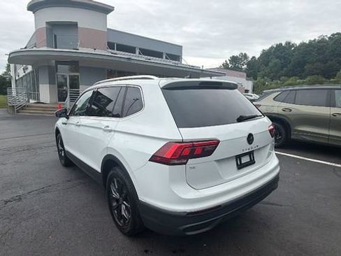 Used 2024 Volkswagen Tiguan SE w/ Panoramic Sunroof Package AWD/4WD image 7