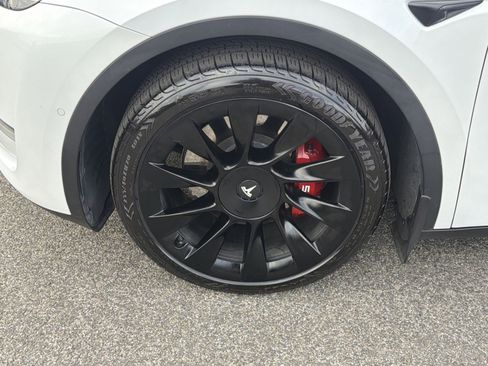 Used 2021 Tesla Model Y Long Range image 12