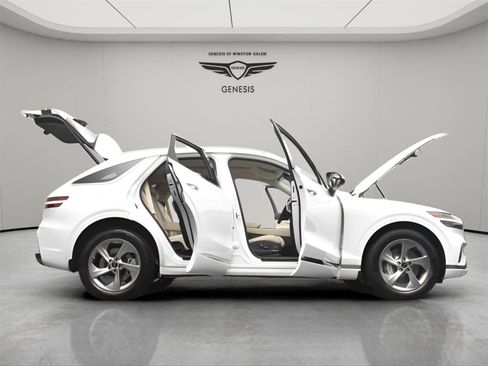 Used 2026 Genesis GV70 2.5T Select image 11