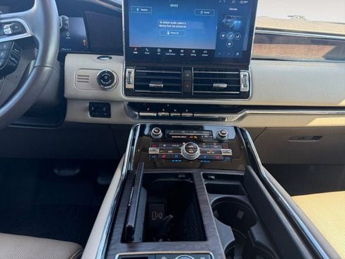 Used 2022 Lincoln Navigator Reserve AWD/4WD image 11