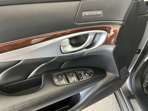 Used 2017 INFINITI Q70 3.7 RWD image 13