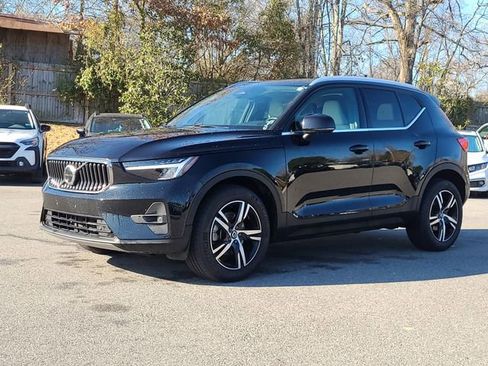 Used 2023 Volvo XC40 B5 Plus image 7