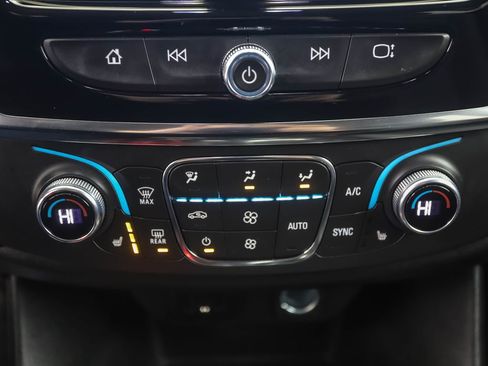 Used 2021 Chevrolet Traverse LT image 18