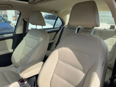 Used 2017 Volkswagen Jetta SE FWD image 3