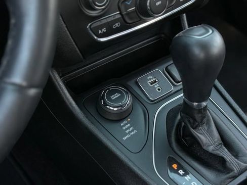 Used 2019 Jeep Cherokee Latitude Plus AWD/4WD image 23