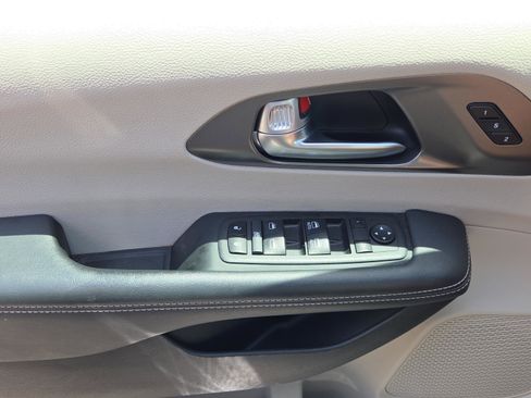 Used 2024 Chrysler Pacifica Touring-L FWD image 18