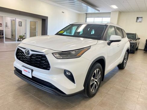 Used 2023 Toyota Highlander XLE AWD/4WD image 4