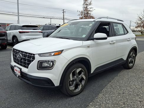 Used 2022 Hyundai Venue SEL image 3