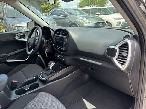 Used 2025 Kia Soul LX w/ LX Technology Package FWD image 10