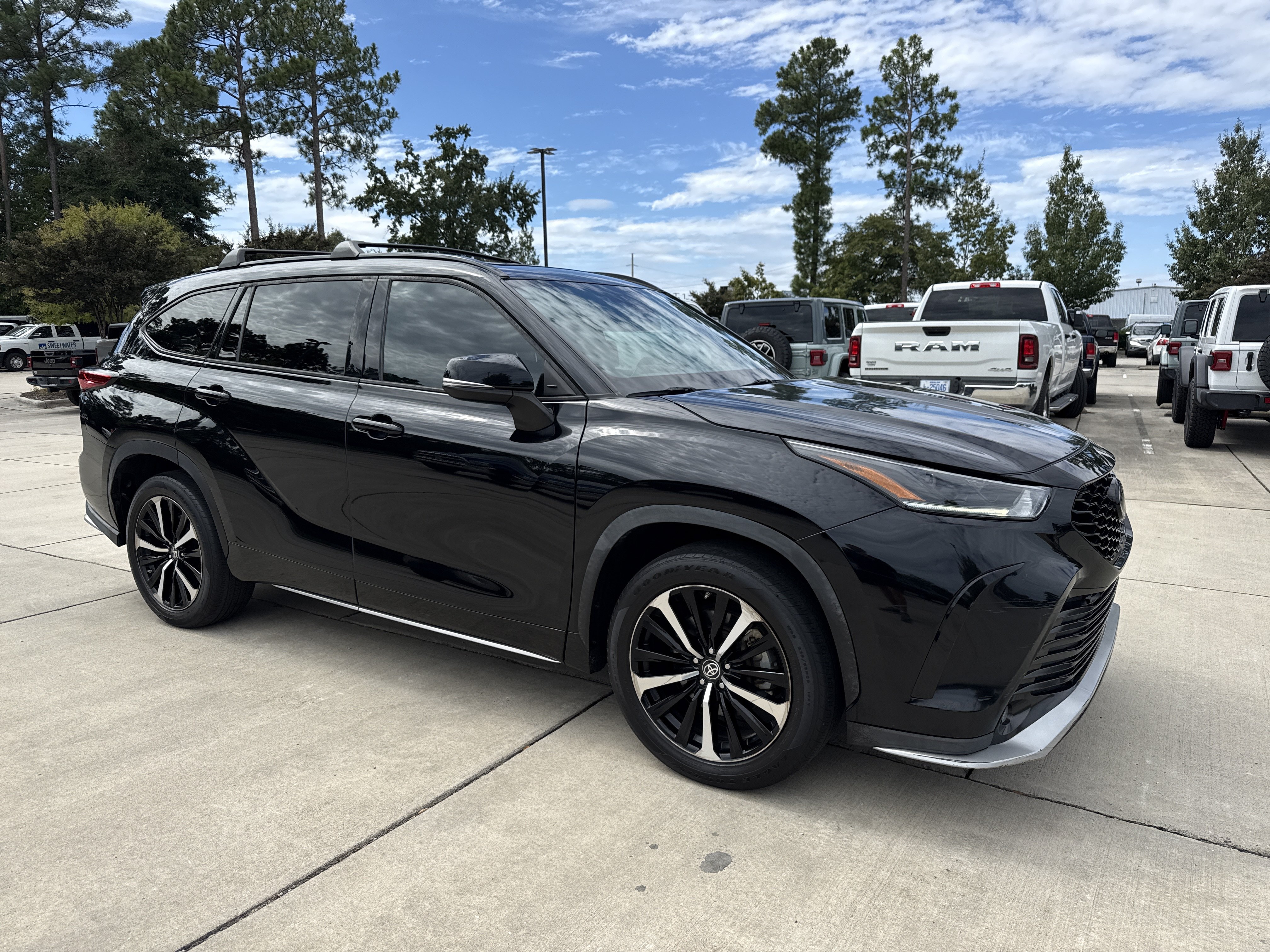 Used 2021 Toyota Highlander XSE AWD/4WD image 2