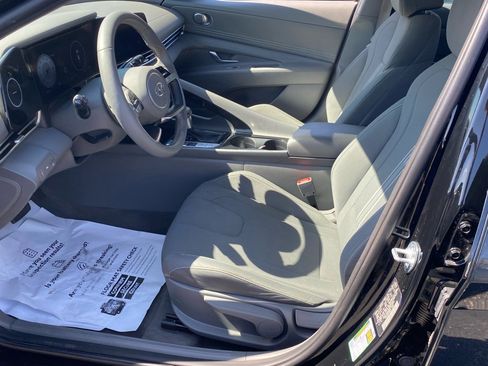 Used 2023 Hyundai Elantra SEL w/ Convenience Package image 5