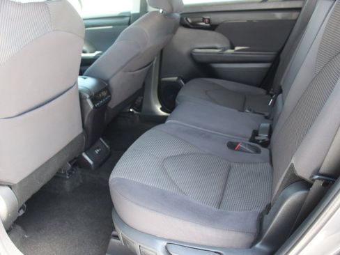 Certified 2024 Toyota Highlander LE AWD/4WD image 14
