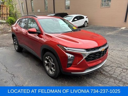 Used 2024 Chevrolet Trax LT w/ Driver Confidence Package FWD image 4