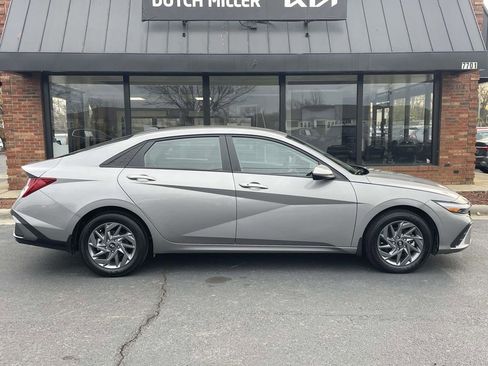 Used 2024 Hyundai Elantra Blue image 8