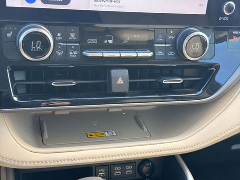 Used 2024 Toyota Highlander XLE image 19