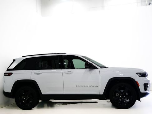 Used 2023 Jeep Grand Cherokee Altitude AWD/4WD image 5
