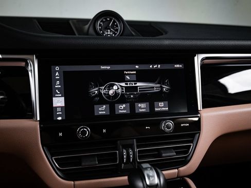 Certified 2024 Porsche Macan AWD/4WD image 18
