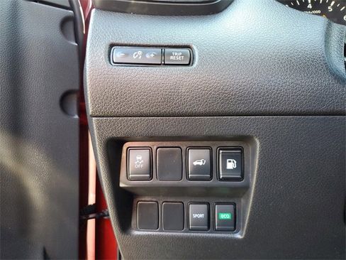 Used 2018 Nissan Rogue SV image 28