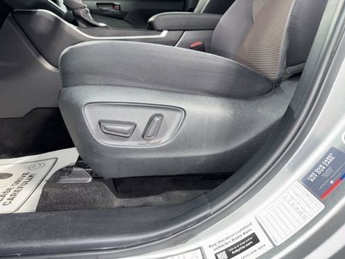 Used 2024 Toyota Highlander LE image 20