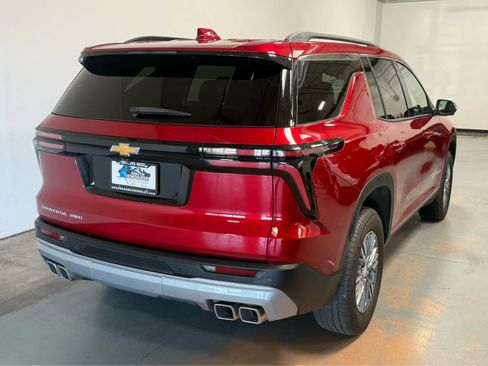 Used 2025 Chevrolet Traverse LT w/ Driver Confidence Package AWD/4WD image 7